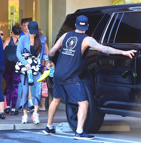 Beckham, che gentiluomo: apre la portiera alla moglie