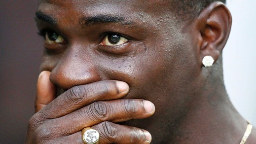 Balotelli denunciato dall'ex: foto hot su Facebook