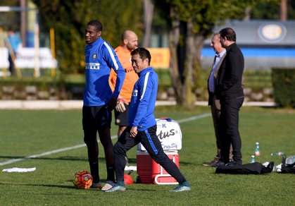 Inter, clima rilassato: Kondogbia scherza con i compagni