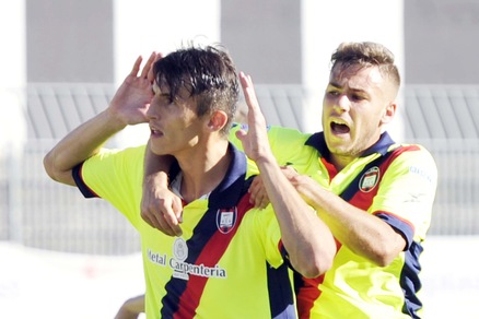 Crotone sempre primo. Poker Cagliari, derby al Perugia