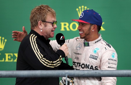 Hamilton campione del mondo si commuove sul podio con Elton John