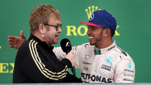 Hamilton campione del mondo si commuove sul podio con Elton John