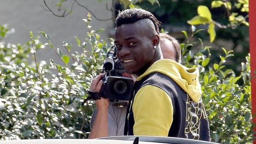 Balotelli, sorrisi a Milanello per il primo allenamento