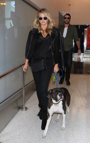 Kate Upton, look total black all'aeroporto!