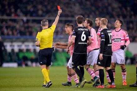 Hernanes, rosso ok. Chiellini-Stindl, non è rigore