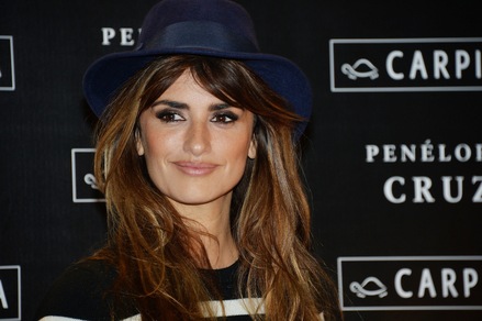 Penelope Cruz cowgirl: che stivali a Milano!