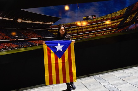 Barcellona, al Camp Nou bandiere catalane per sfidare l'Uefa