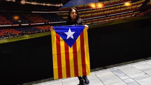Barcellona, al Camp Nou bandiere catalane per sfidare l'Uefa