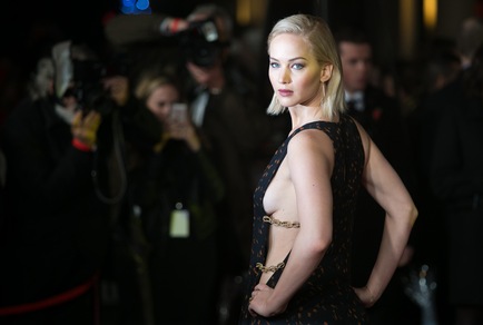 Jennifer Lawrence osè: che scollatura sul red carpet!