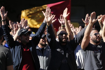 Roma-Lazio, la curva Sud tra entusiasmo e protesta fuori dall'hotel dei giallorossi
