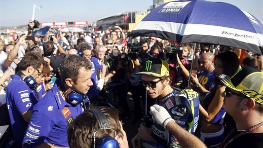 MotoGp Yamaha, Rossi ironico: «Un bel biscottone»