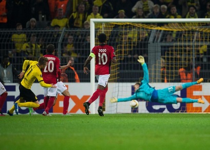 Bundesliga, il Dortmund batte lo Schalke e insegue il Bayern