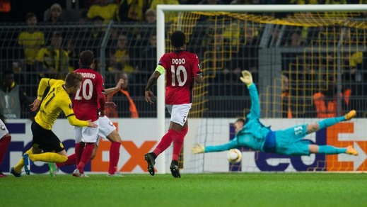 Bundesliga, il Dortmund batte lo Schalke e insegue il Bayern