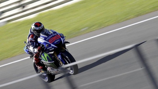 MotoGp, Lorenzo: «Biscotto? Avrei reagito anche io come Rossi»