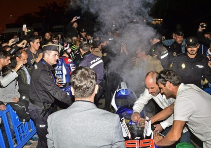 MotoGp, Lorenzo, festa rovinata. Fiamme dalla sua moto