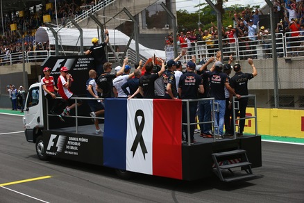 Parigi, la formula 1 ricorda le vittime degli attentati