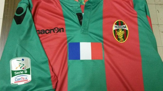 La serie B commemora le vittime degli attacchi a Parigi