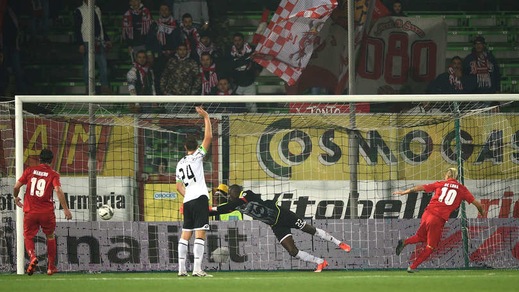 Il Bari è secondo: 2-0 a Cesena