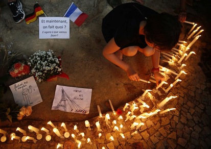 Attentati di Parigi, il mondo piange le vittime