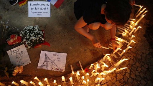 Attentati di Parigi, il mondo piange le vittime