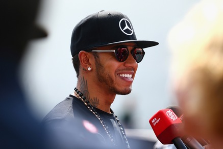 Lewis Hamilton con occhiali Marcolin