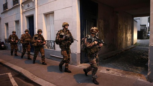 Parigi, blitz a St. Denis, vicino lo Stade de France. Due terroristi morti
