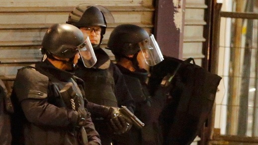 Parigi, assalto della polizia a Saint-Denis