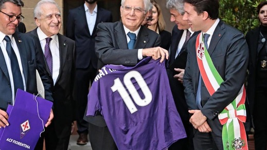 Il Presidente Mattarella a Firenze riceve la maglia della Fiorentina