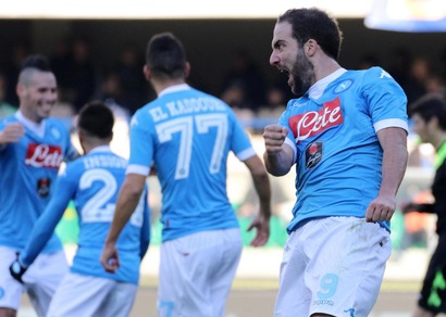 Verona-Napoli 0-2 Insigne e Higuain, Sarri vola