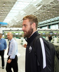 La Roma vola a Barcellona. C'è anche De Rossi
