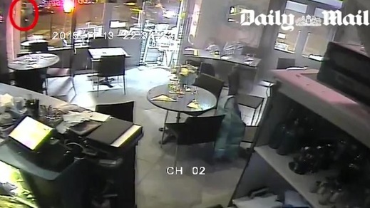 Parigi, il mitra si inceppa. E' italiana la ragazza miracolata