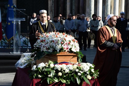 L'ultimo saluto a Valeria Solesin. Il padre: «Un pensiero ai giovani che non si arrendono»
