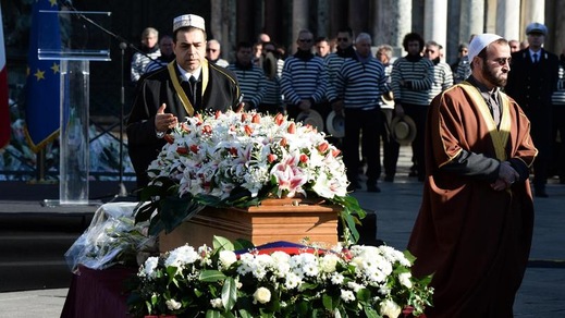 L'ultimo saluto a Valeria Solesin. Il padre: «Un pensiero ai giovani che non si arrendono»