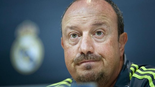 Benitez nella bufera, i tifosi dell'Atletico lo prendono in giro: «Non mollare!»
