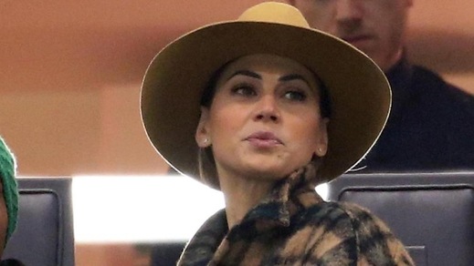 Melissa Satta, che look in tribuna con il cappello!