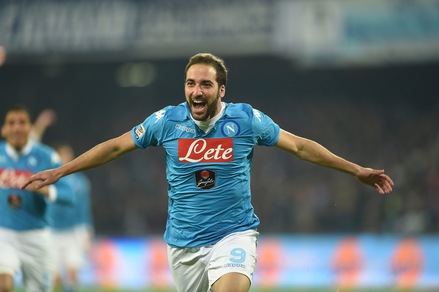 Serie A, Napoli-Inter 2-1: favoloso Higuain, azzurri in testa