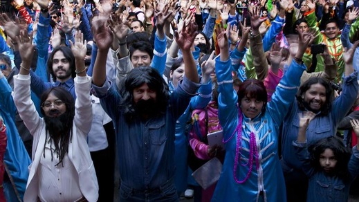 Città del Messico da record: quasi in 300 travestiti da Beatles