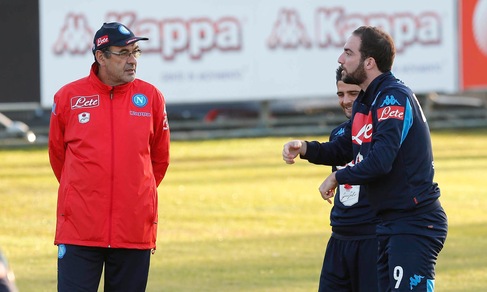 Napoli, Higuain e Insigne scherzano con Sarri