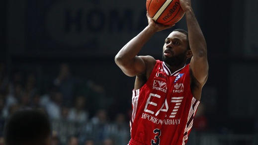 Milano arriva corta, l'Olympiacos e Hackett sorridono