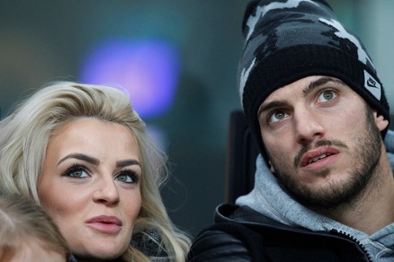 La sexy Chloe Sanderson al Meazza con Davide Santon