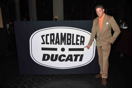 Lapo “in sella” alla Ducati: Scrambler firmata e occhiali da sole