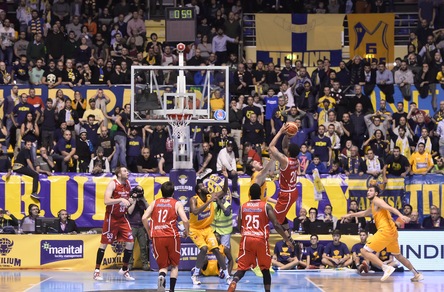 Moviola in campo, Nicchi e Farina imparate dal basket: funziona