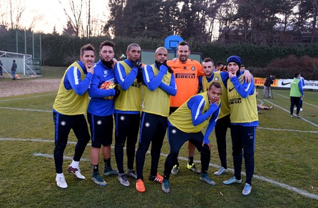 Inter, allenamento: nerazzurri in posa "epicbrozo"