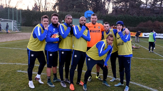 Inter, allenamento: nerazzurri in posa "epicbrozo"