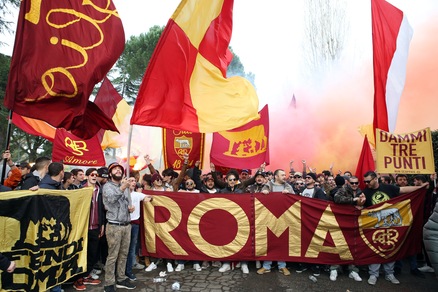 Roma, la contestazione dei tifosi a Trigoria