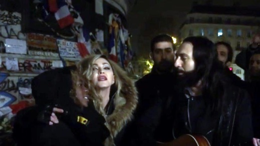 Madonna canta a sorpresa per le vittime di Parigi