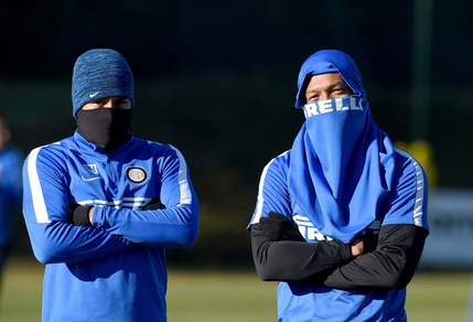 Inter, che freddo in allenamento: nerazzurri incappucciati