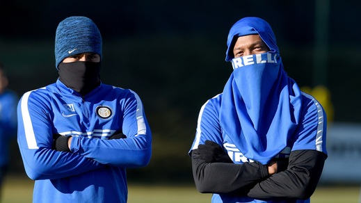 Inter, che freddo in allenamento: nerazzurri incappucciati
