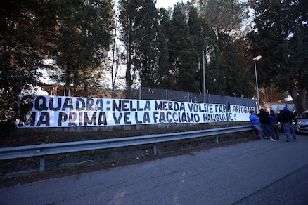 Lazio, contestazione a Formello: esposti due striscioni contro Lotito e squadra