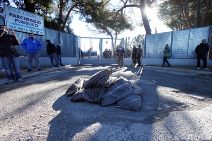 Lazio, contestazione a Formello: letame davanti ai cancelli